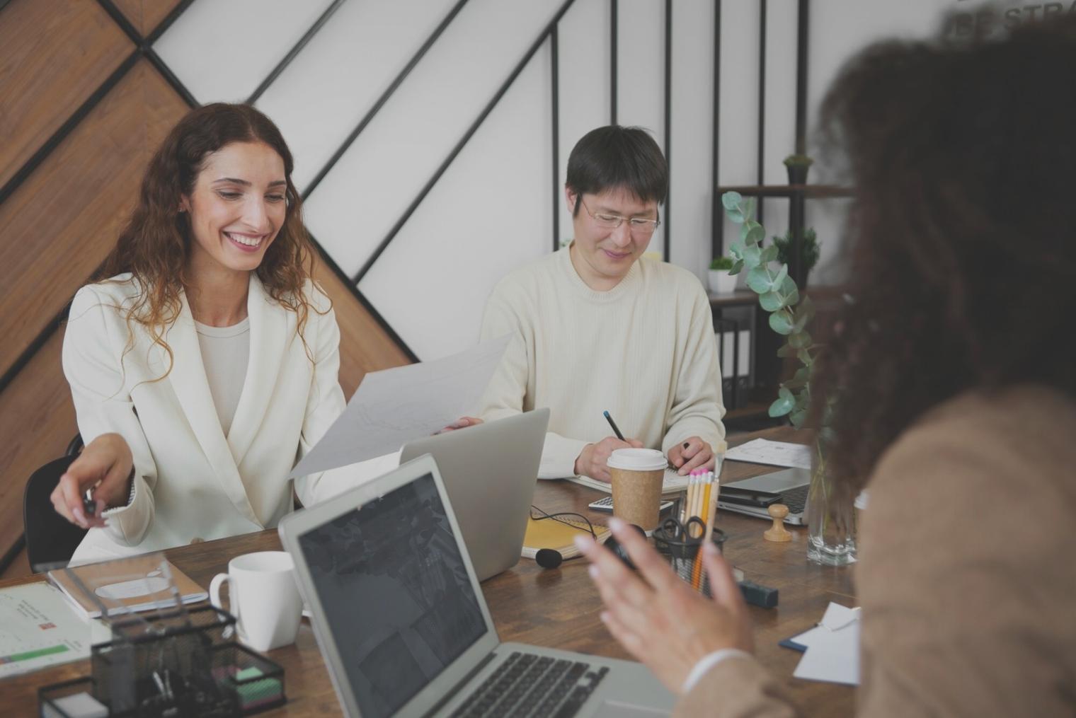 Team di professionisti durante consulenza strategica
