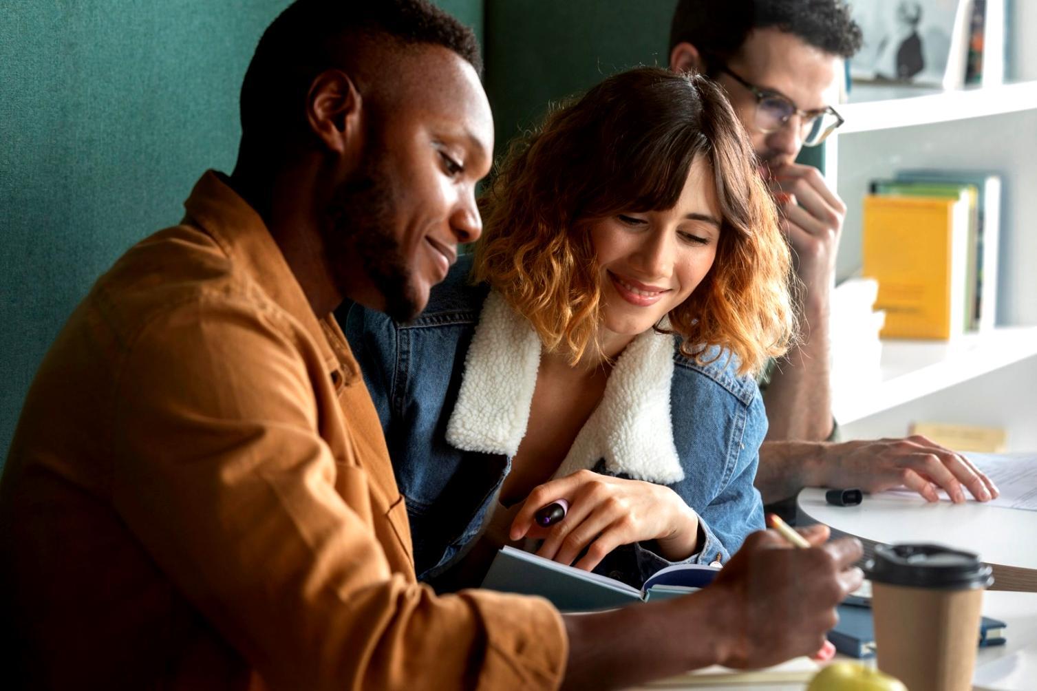 Ambiente di formazione professionale con materiali didattici e documenti fiscali
